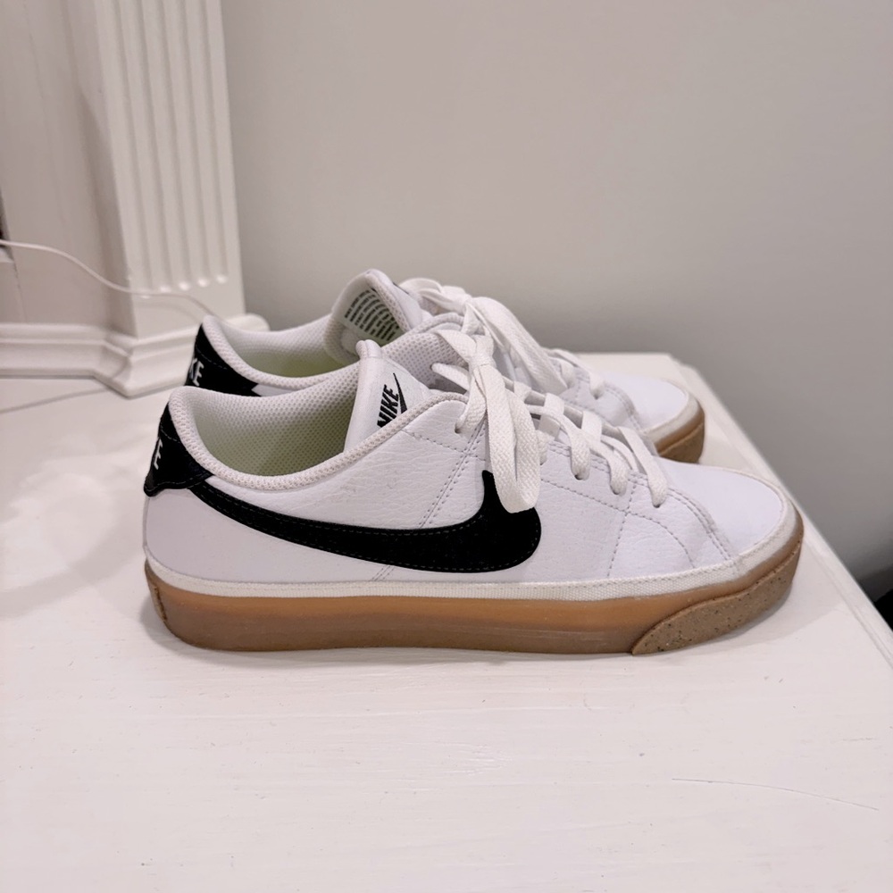 Women’s Nike court legacy size 7